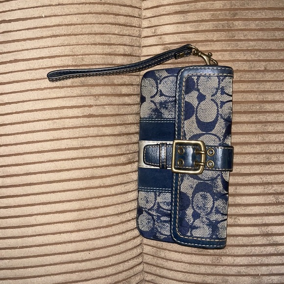 2 coach wristlets 1 blue 1 white used in good condition - Picture 2 of 4